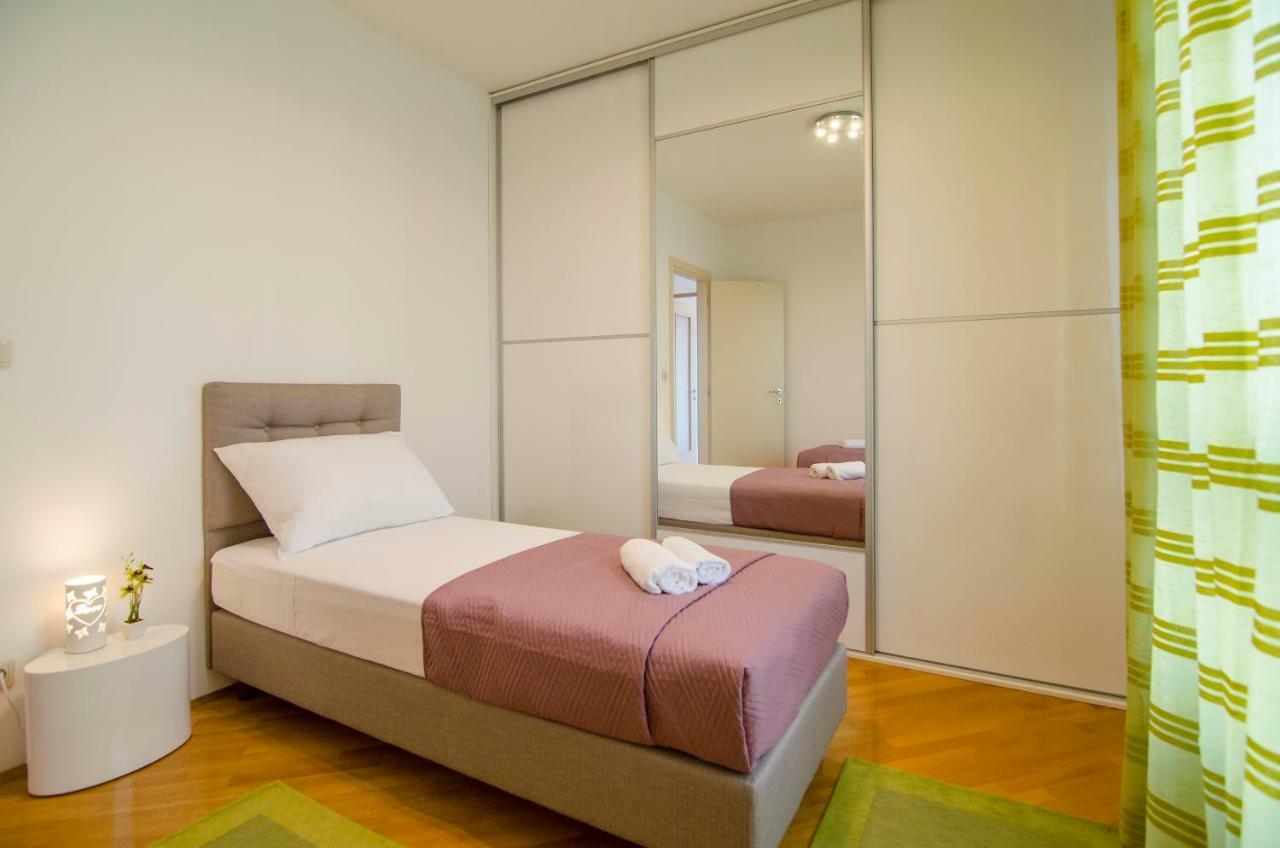 Split Apartment Sinisa エクステリア 写真