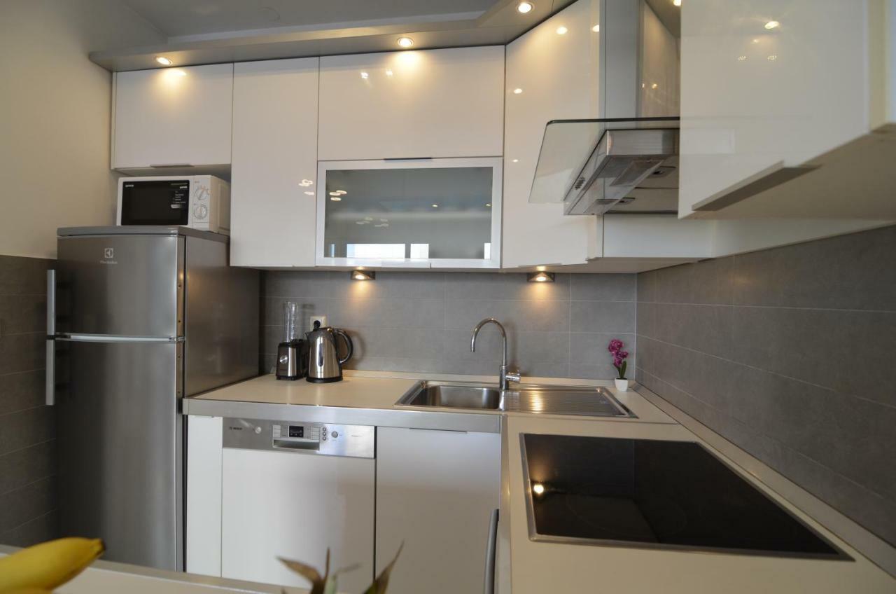Split Apartment Sinisa エクステリア 写真