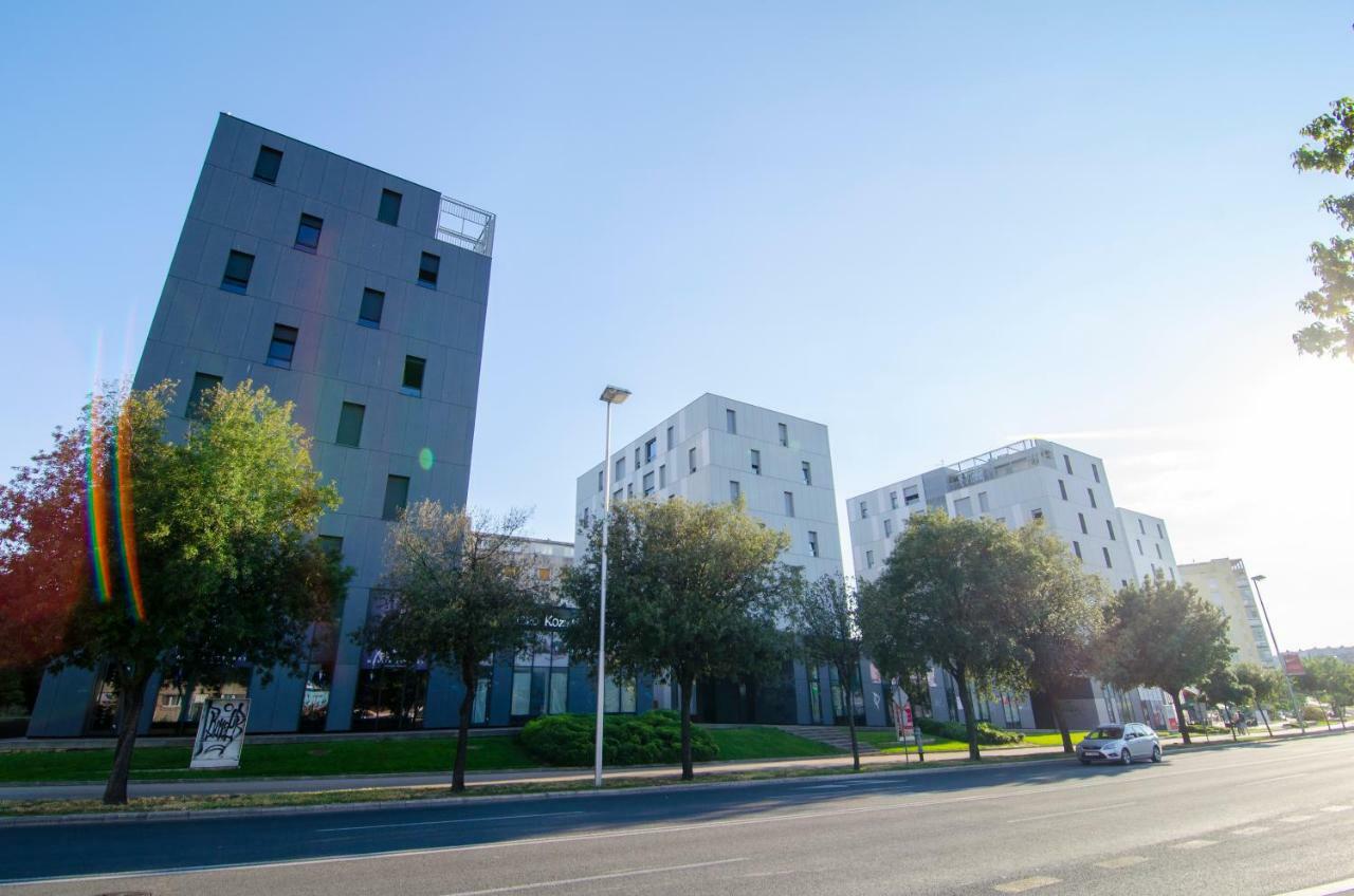 Split Apartment Sinisa エクステリア 写真