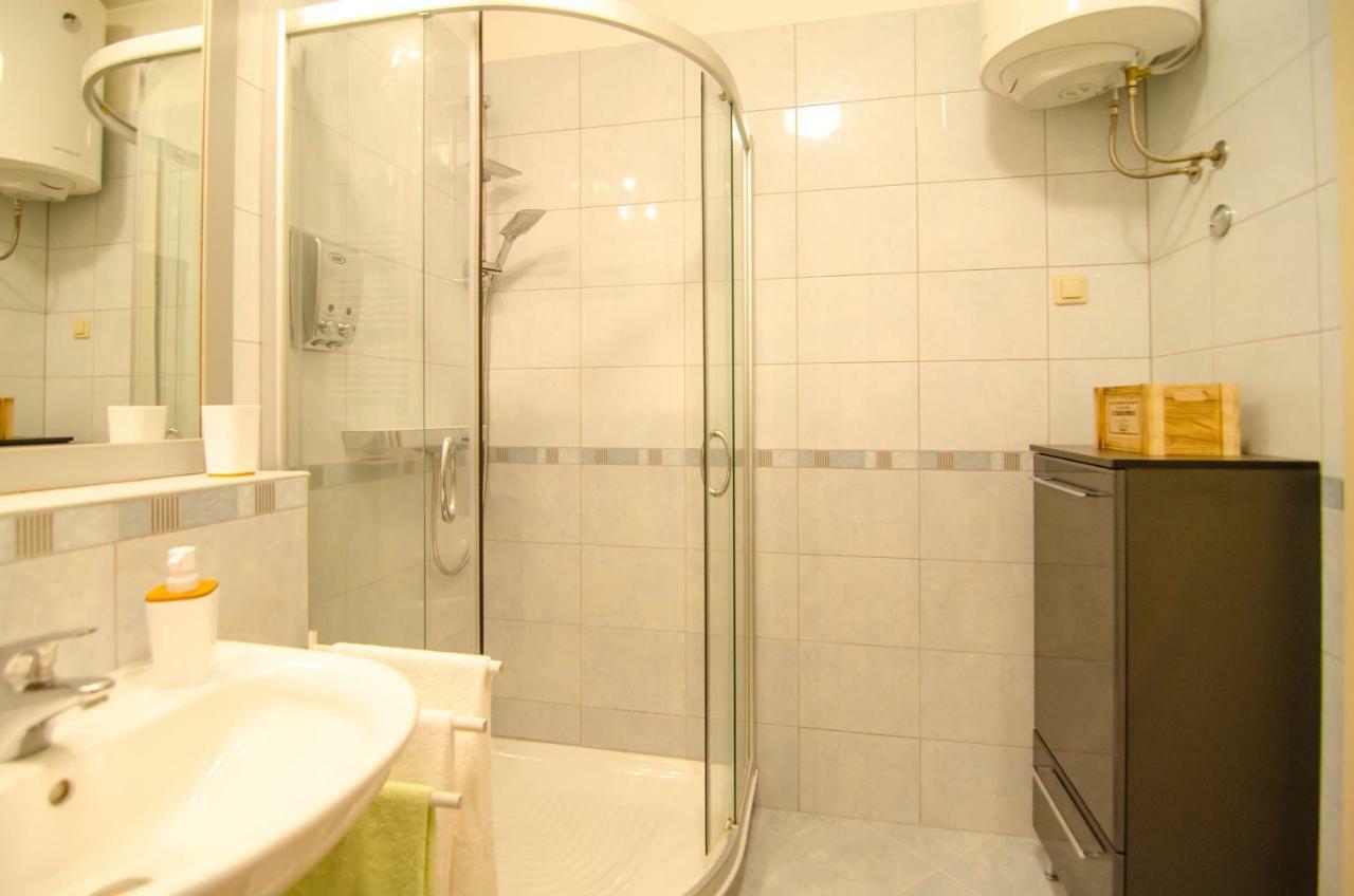 Split Apartment Sinisa エクステリア 写真