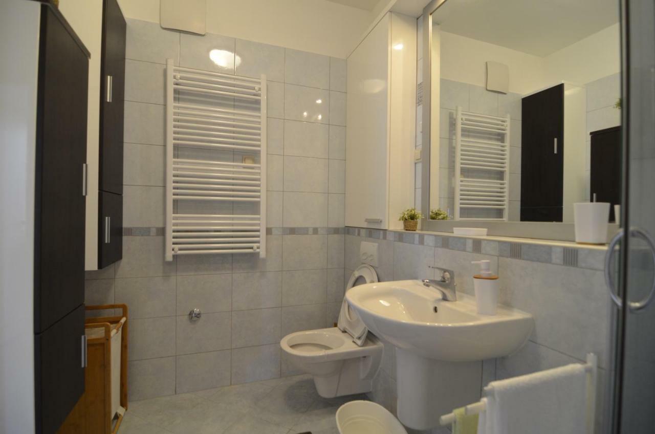 Split Apartment Sinisa エクステリア 写真