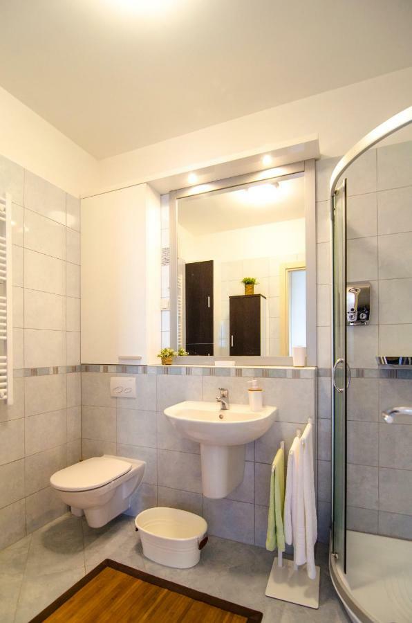 Split Apartment Sinisa エクステリア 写真