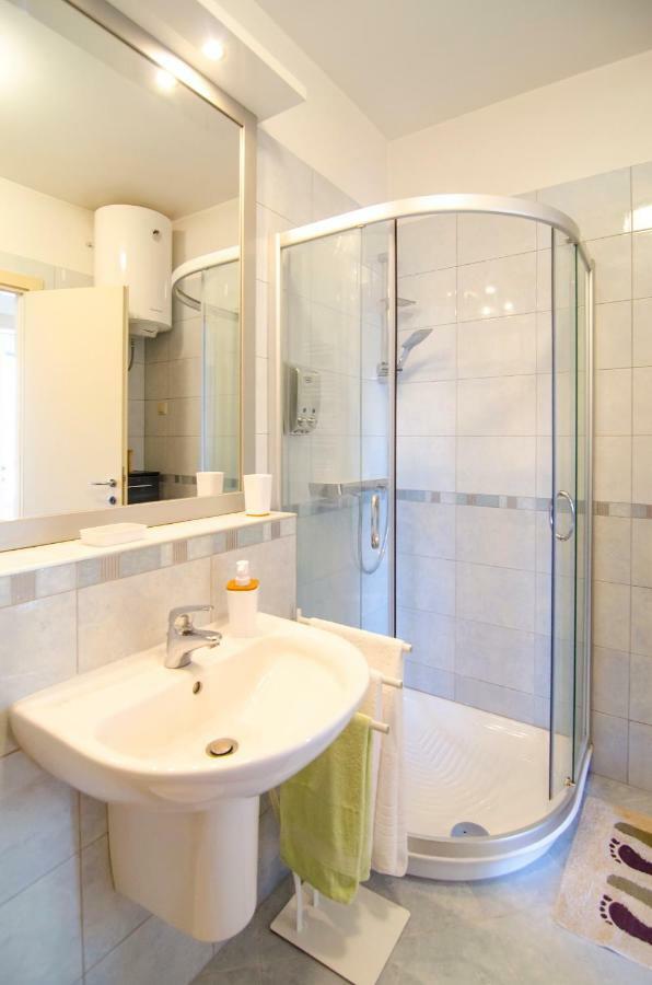 Split Apartment Sinisa エクステリア 写真